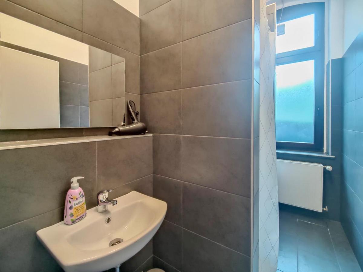 Raj Living - With 2 , 3 And 6 - 15 Min To Messe Dus And Old Town Dus Appartamento Düsseldorf